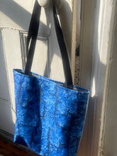 Load image into Gallery viewer, Tote in Blue White Oak Bark
